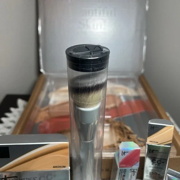 NWT 5 Pc IT Cosmetics Gift Box MEDIUM CC Cream, Eye, Powder, Brush Lipstick